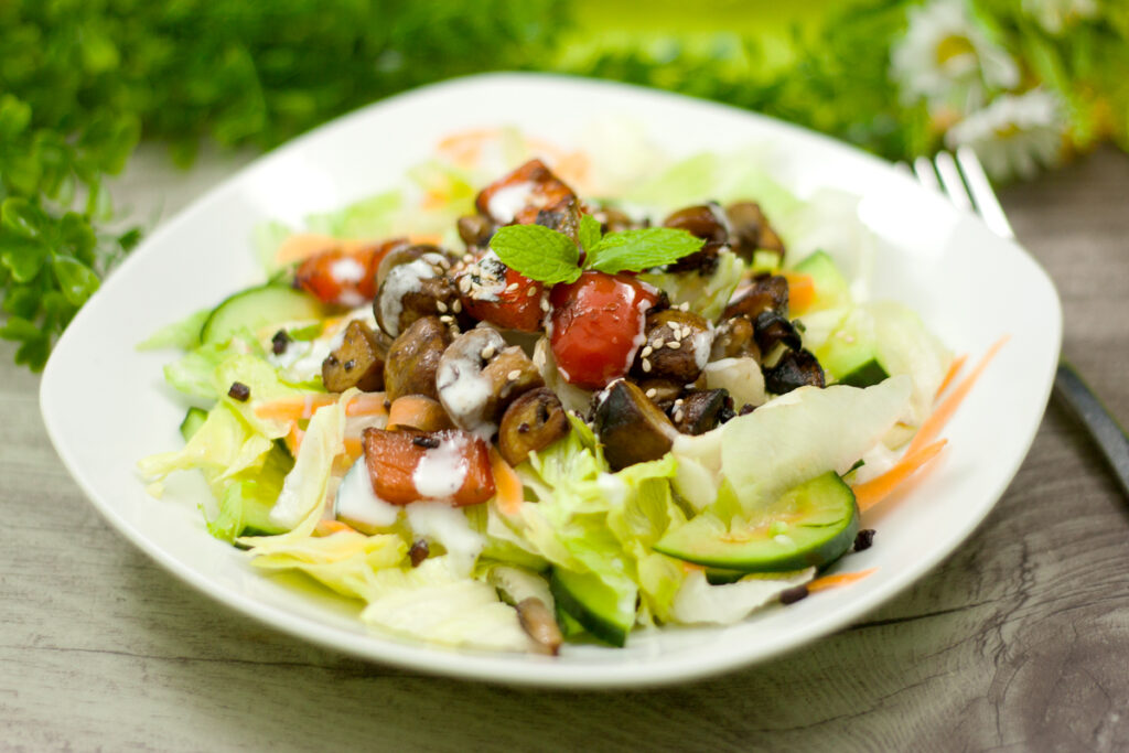 Der Salat mit Knobi-Pilzen ist lecker und Low Carb. Das Rezept ist einfach zu kochen und schmeckt gerade im Sommer.