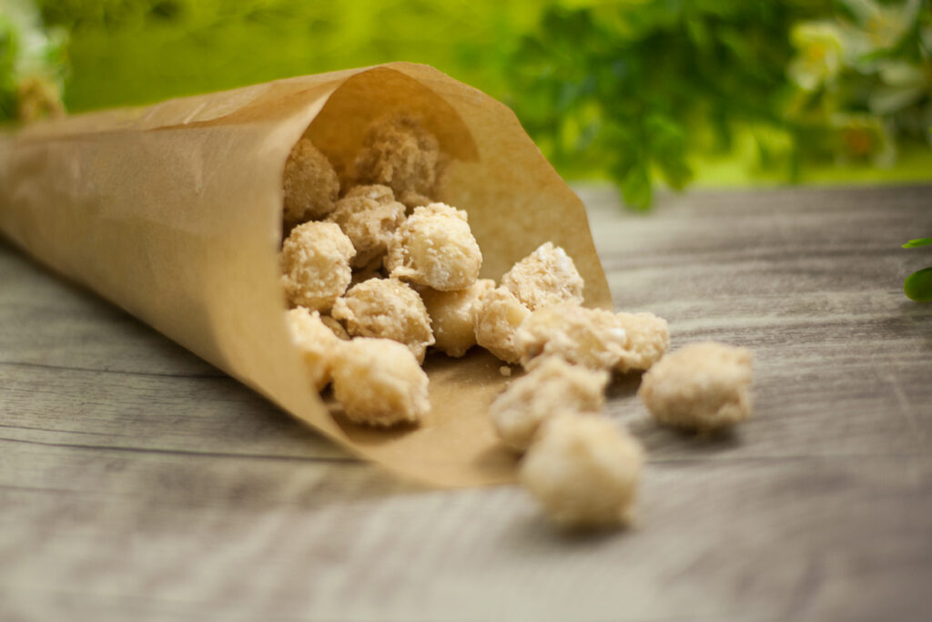 Die Macadamianüsse sind ein leckerer Snack ohne Zucker und ohne Mehl. So ist das Rezept zu den gebrannten Nüssen Low Carb und vegan.