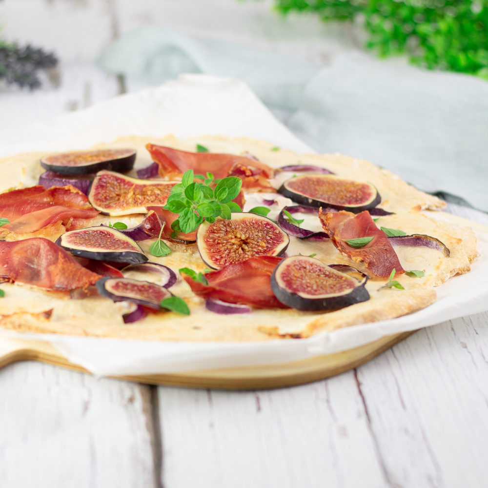 Low Carb Feigen-Flammkuchen mit Ziegenfrischkäse und Serrano