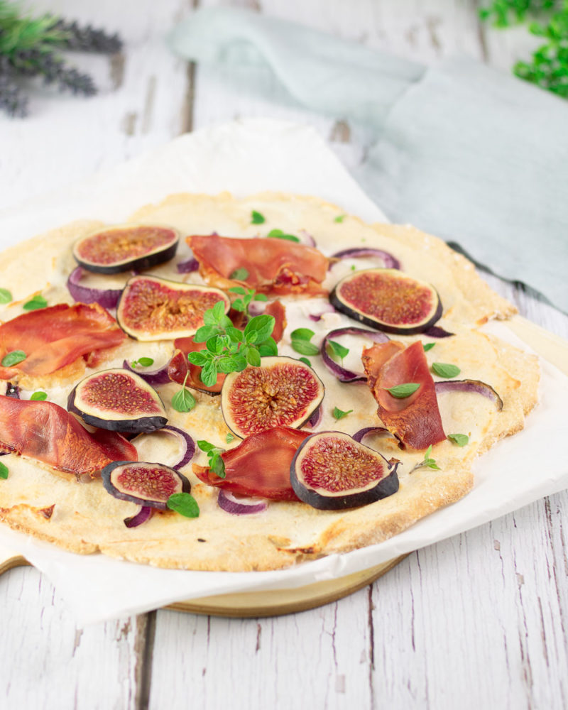 Low Carb Feigen-Flammkuchen mit Ziegenfrischkäse und Serrano