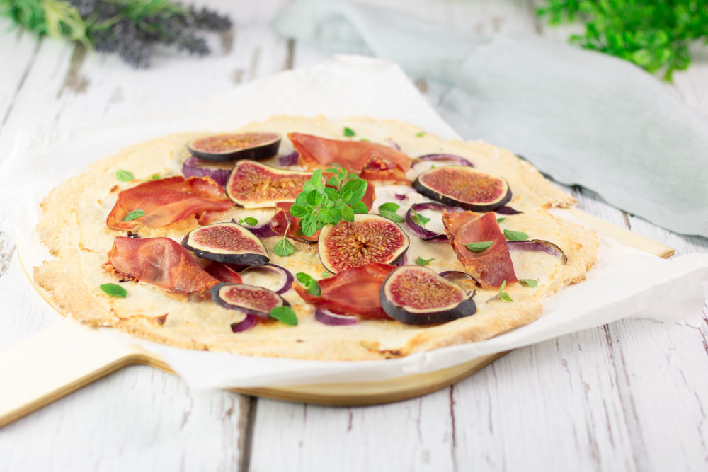 Low Carb Feigen-Flammkuchen mit Ziegenfrischkäse und Serrano