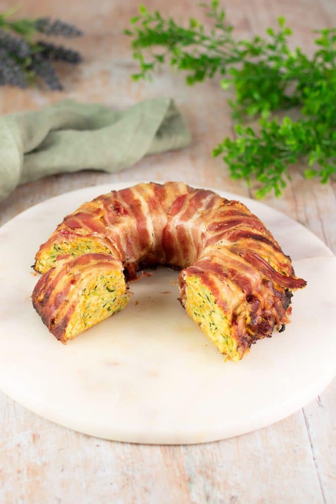 Der Gemüse-Bacon-Ring ist ein leckeres Low Carb Hauptgericht was zudem auch noch glutenfrei ist. Das Rezept ist einfach gekocht und schmeckt super.