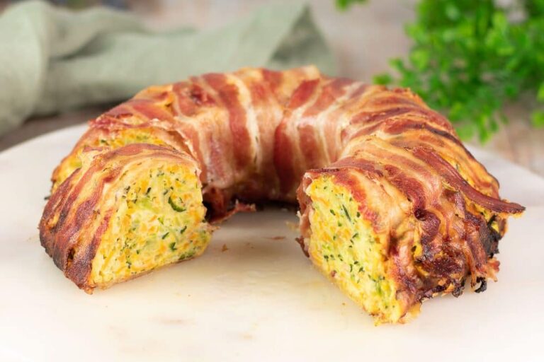 Der Gemüse-Bacon-Ring ist ein leckeres Low Carb Hauptgericht was zudem auch noch glutenfrei ist. Das Rezept ist einfach gekocht und schmeckt super.