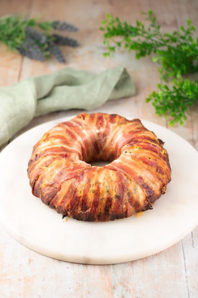 Der Gemüse-Bacon-Ring ist ein leckeres Low Carb Hauptgericht was zudem auch noch glutenfrei ist. Das Rezept ist einfach gekocht und schmeckt super.