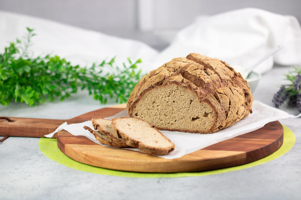 Das Kartoffelfaser-Leinsamen-Brot ist ein leckeres Low Carb Brot. Außerdem ist es glutenfrei.