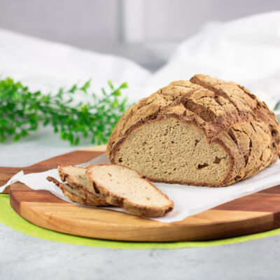 Das Kartoffelfaser-Leinsamen-Brot ist ein leckeres Low Carb Brot. Außerdem ist es glutenfrei.