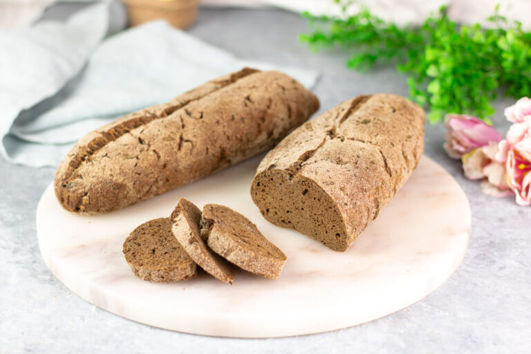 Das Walnuss-Bärlauch-Baguette ist ein rustikales Brot für den Frühling!