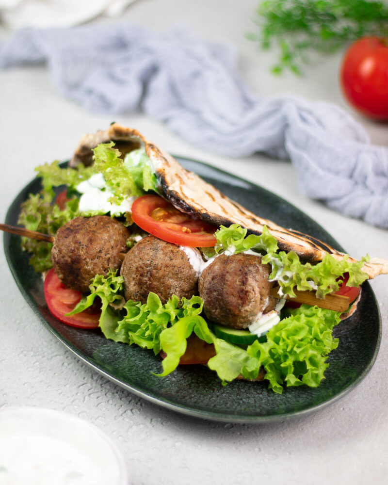 Bifteki auf Salat mit Tzaziki und Low Carb Fladen