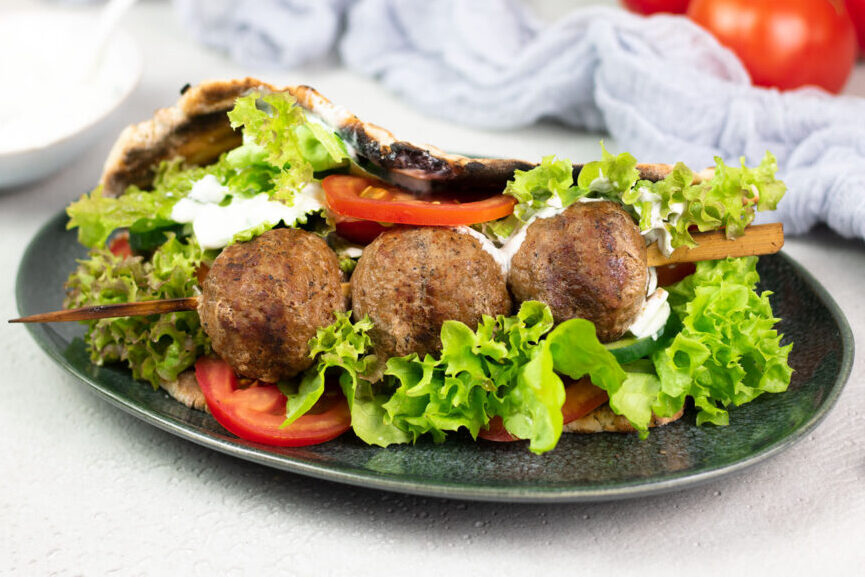 Das Bifteki mit Tzaziki und einem leckeren Fladen ist Low Carb und glutenfrei!