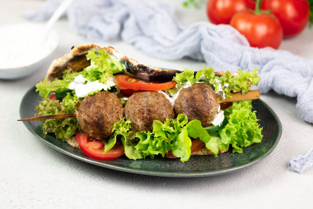 Bifteki auf Salat mit Tzaziki und Low Carb Fladen