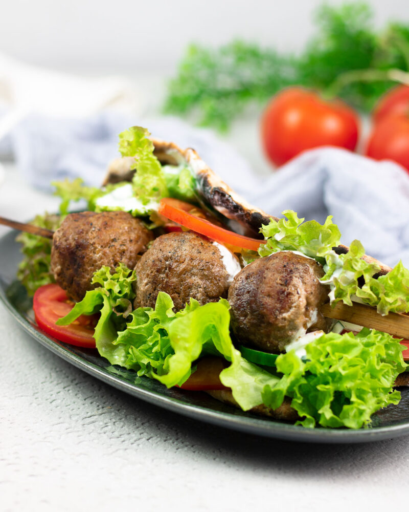 Bifteki auf Salat mit Tzaziki und Low Carb Fladen