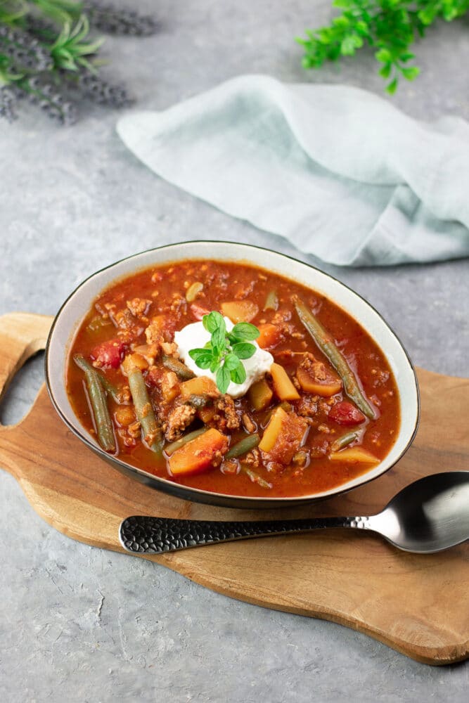 Das Kürbis-Chili ist ein leckerer herbstlicher Eintopf. Das Rezept ist eine Alternative für Chili con Carne. Zudem ist es Low Carb und glutenfrei.