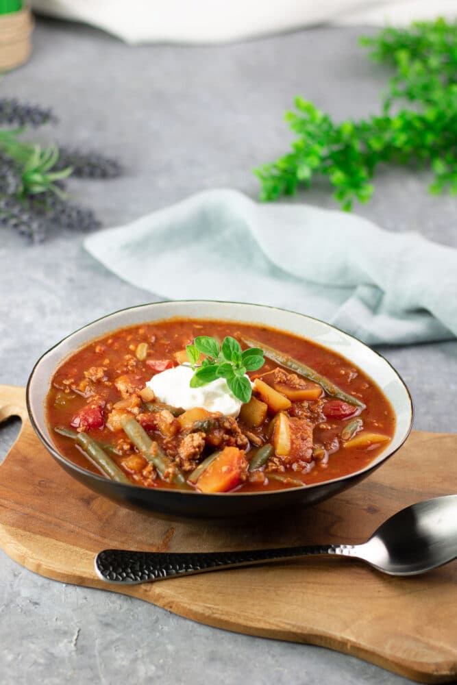 Das Kürbis-Chili ist ein leckerer herbstlicher Eintopf. Das Rezept ist eine Alternative für Chili con Carne. Zudem ist es Low Carb und glutenfrei.