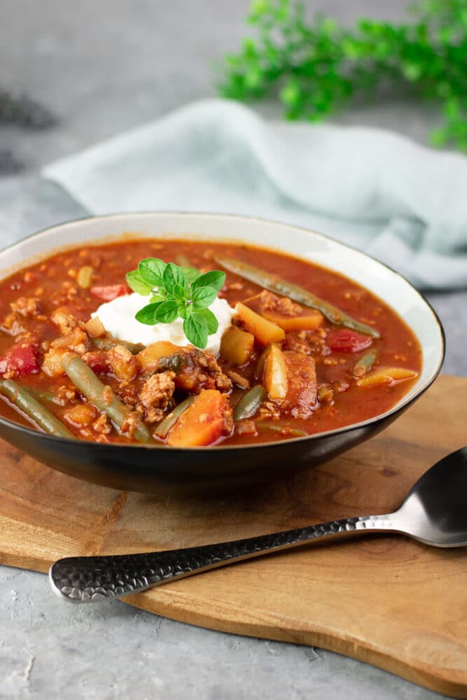 Das Kürbis-Chili ist ein leckerer herbstlicher Eintopf. Das Rezept ist eine Alternative für Chili con Carne. Zudem ist es Low Carb und glutenfrei.