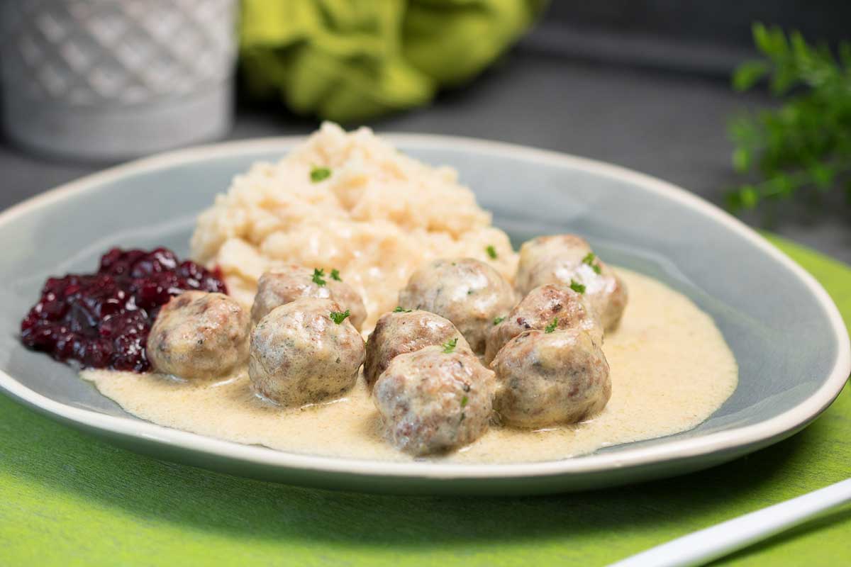 Low Carb Köttbullar (schwedische Hackbällchen) mit Selleriepüree