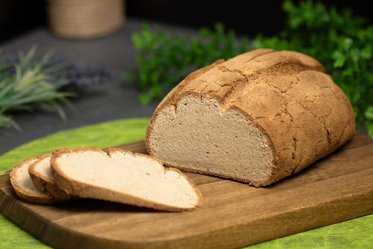 Das Bambus-Kartoffelfaser-Brot ist ein leckeres Low Carb Brot. Es schmeckt leckt und ist nicht zu feucht.