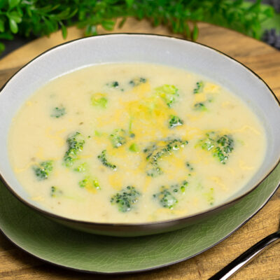 Die Brokkoli-Cheddar-Suppe ist eine leckere und unkomplizierte Suppe für den Herbst und Winter.