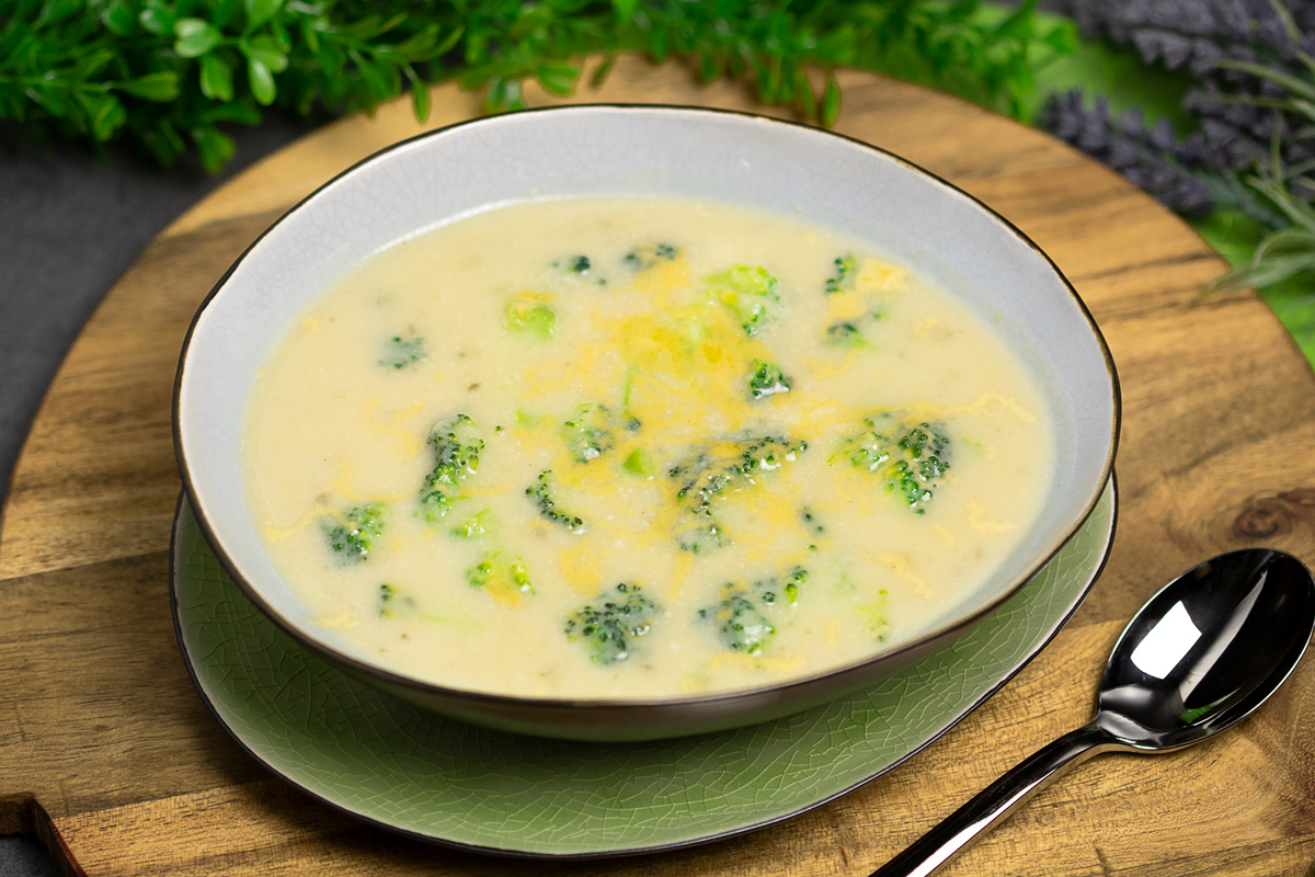 Brokkoli-Cheddar-Suppe – eine deftige Low Carb Suppe, die dich sättigt!