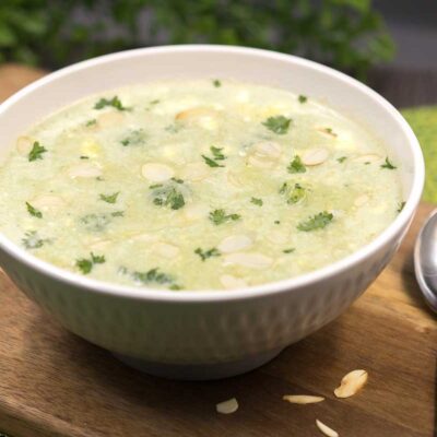 Die Brokkolisuppe ist eine leckere winterliche Suppe. Das Rezept ist einfach, Low Carb, Keto und glutenfrei.