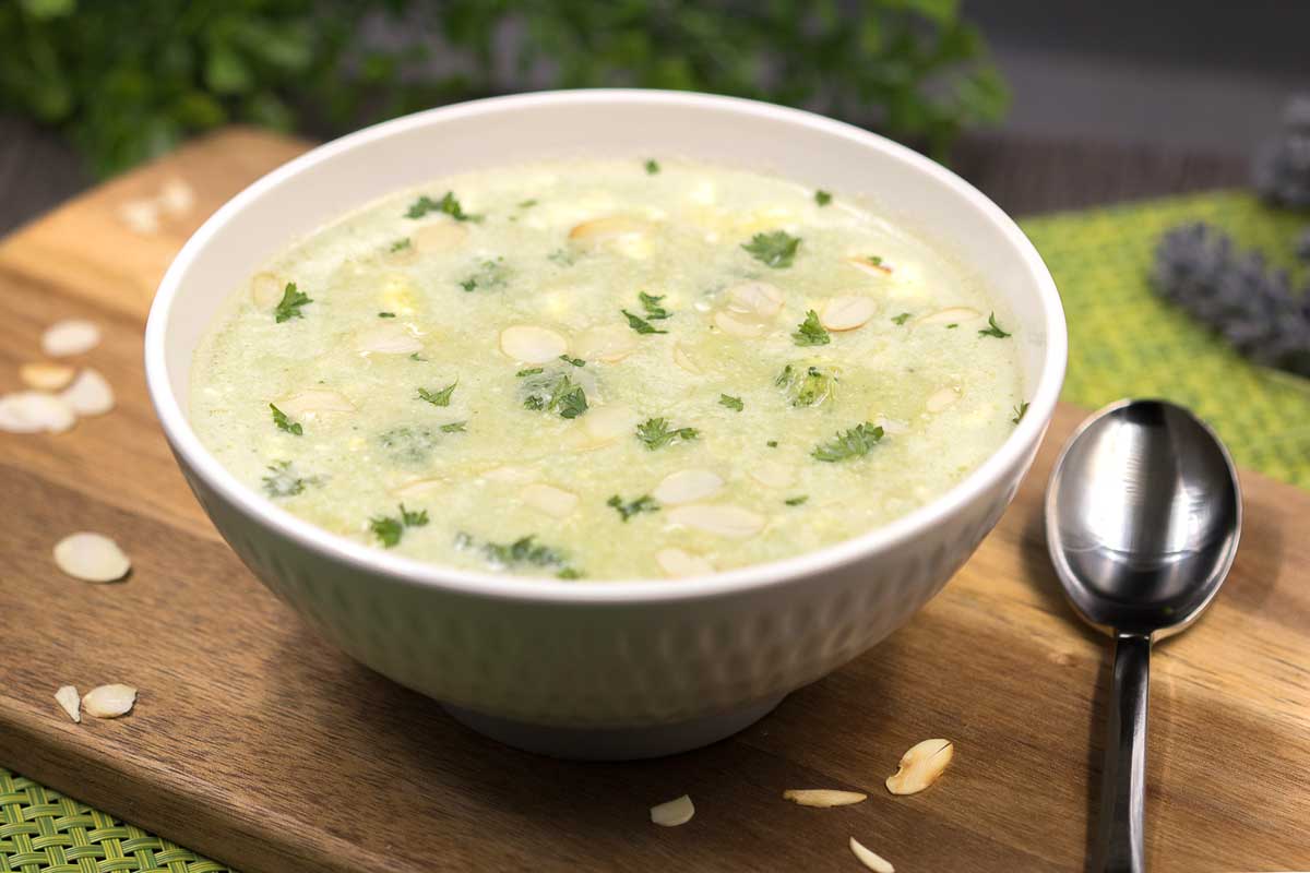 Cremige Keto Brokkolisuppe mit gerösteten Mandelblättchen