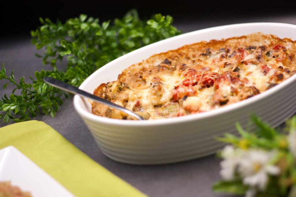 Der Brokkoli-Tomaten-Auflauf ist lecker Low Carb und schnell gemacht.