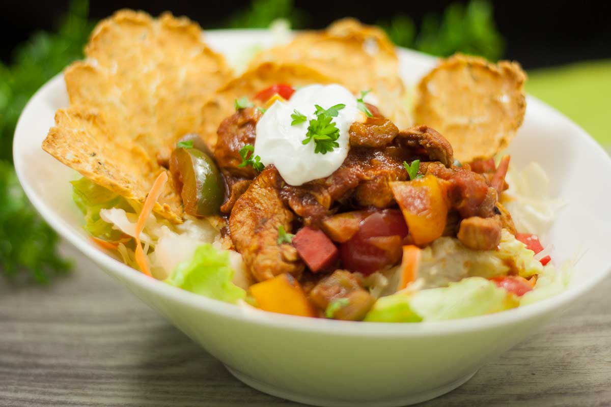 Köstlicher Low Carb Chicken-Burrito-Salat mit Blumenkohl-Chips