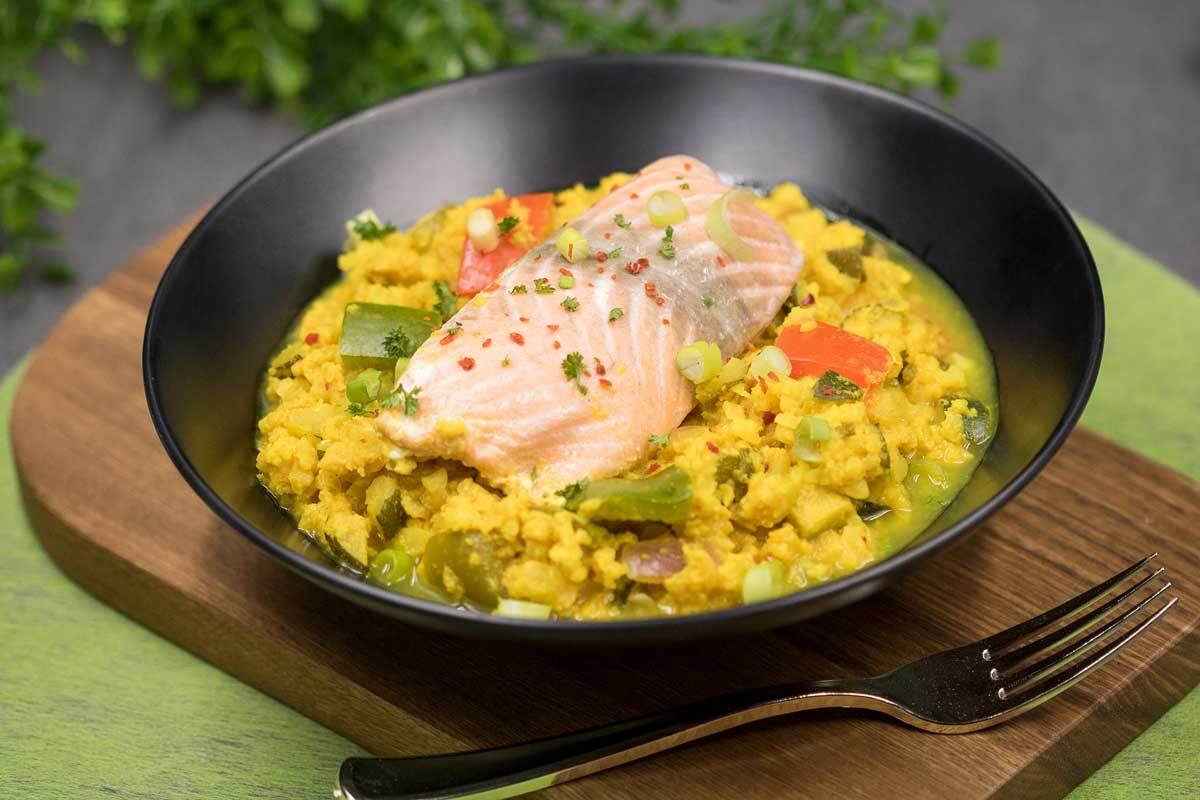 Blumige Low Carb Curry-Reis-Pfanne mit Lachs