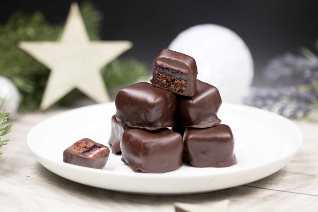 Die Low Carb Dominosteine sind ohne Zucker, ohne Mehl und somit auch glutenfrei. Das Rezept ist perfekt für die Weihnachtszeit