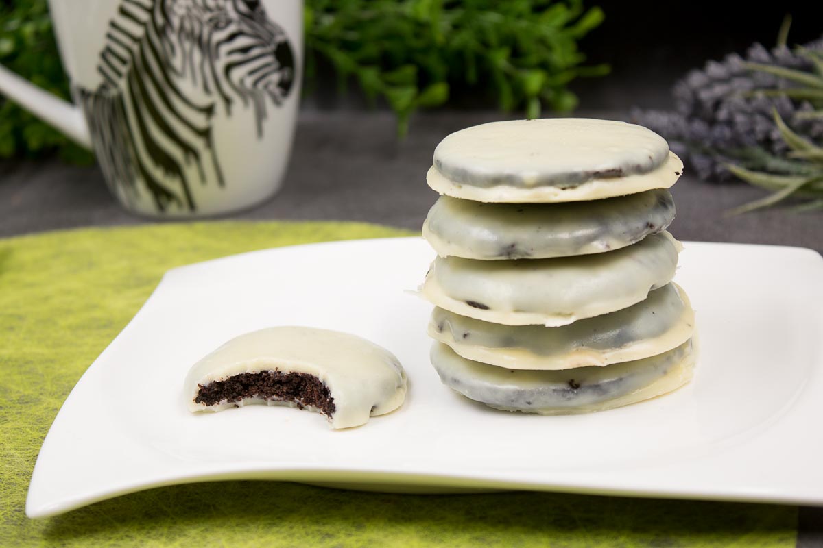 Low-Carb Double-Choc-Cookies – Schokokekse mit weißem Überzug