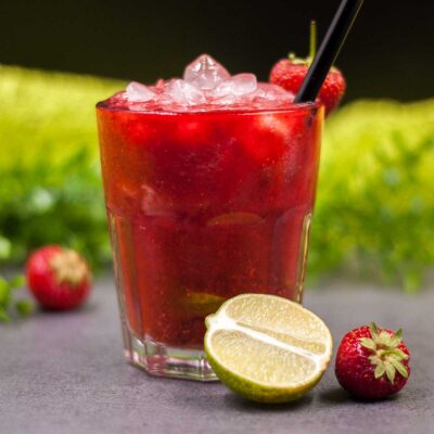 Der Erdbeer-Caipirinha ist lecker und Low Carb. Das Rezept vom Cocktail ist zudem sehr erfrischend.