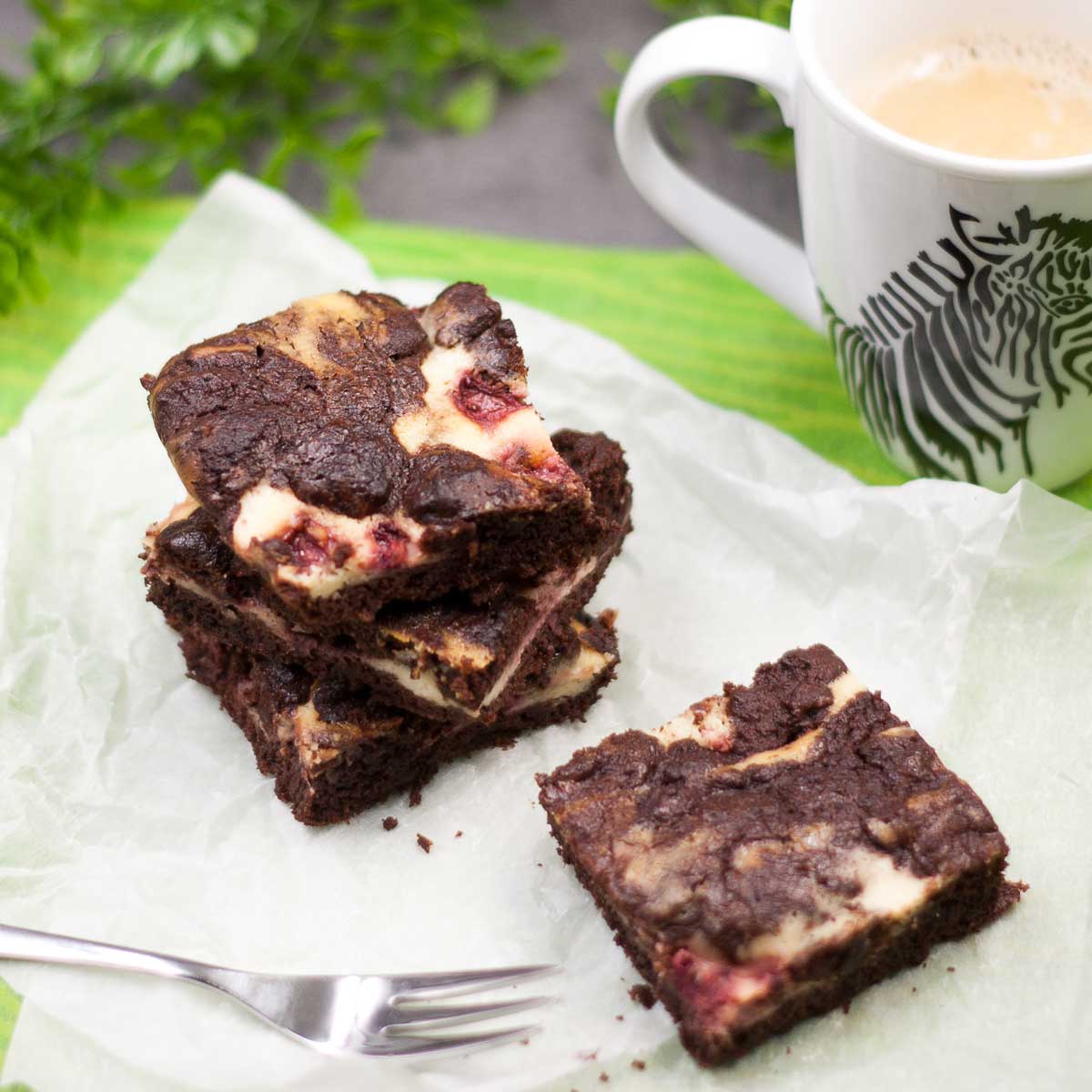 Low Carb Cheesecake-Brownies mit Erdbeeren