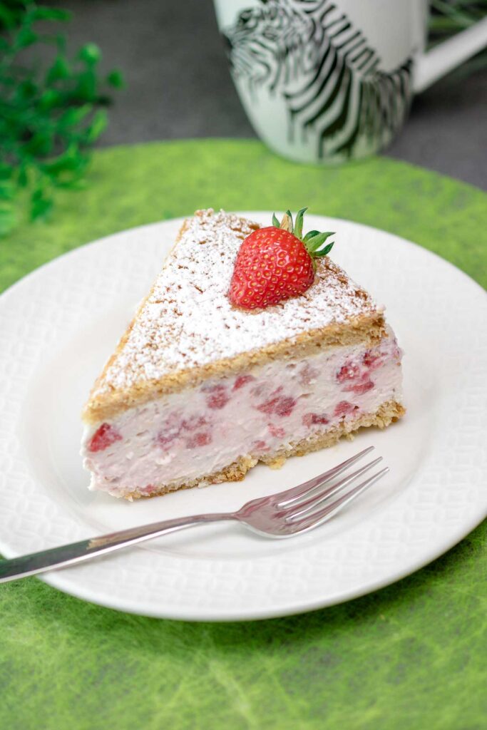 Die Käsesahnetorte ist ein leckerer Low Carb Kuchen ganz ohne Zucker und ohne Mehl.