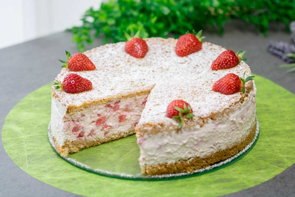 Die Käsesahnetorte ist ein leckerer Low Carb Kuchen ganz ohne Zucker und ohne Mehl.