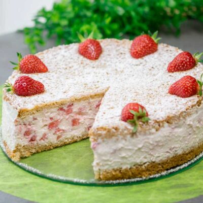 Die Käsesahnetorte ist ein leckerer Low Carb Kuchen ganz ohne Zucker und ohne Mehl.