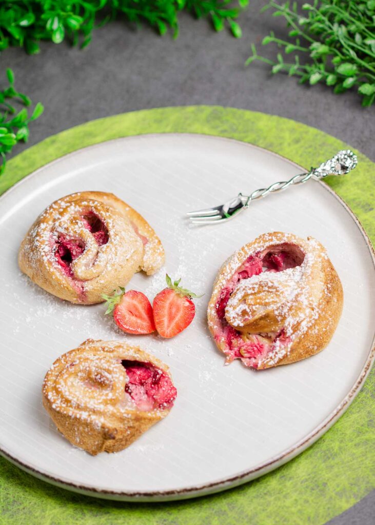 Keto Puddingschnecken mit Erdbeeren