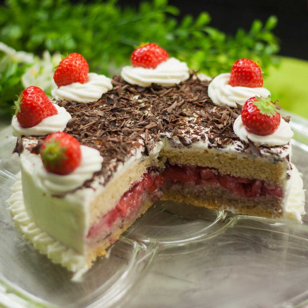Fruchtige Low Carb Erdbeer-Sahne-Torte ohne Reue