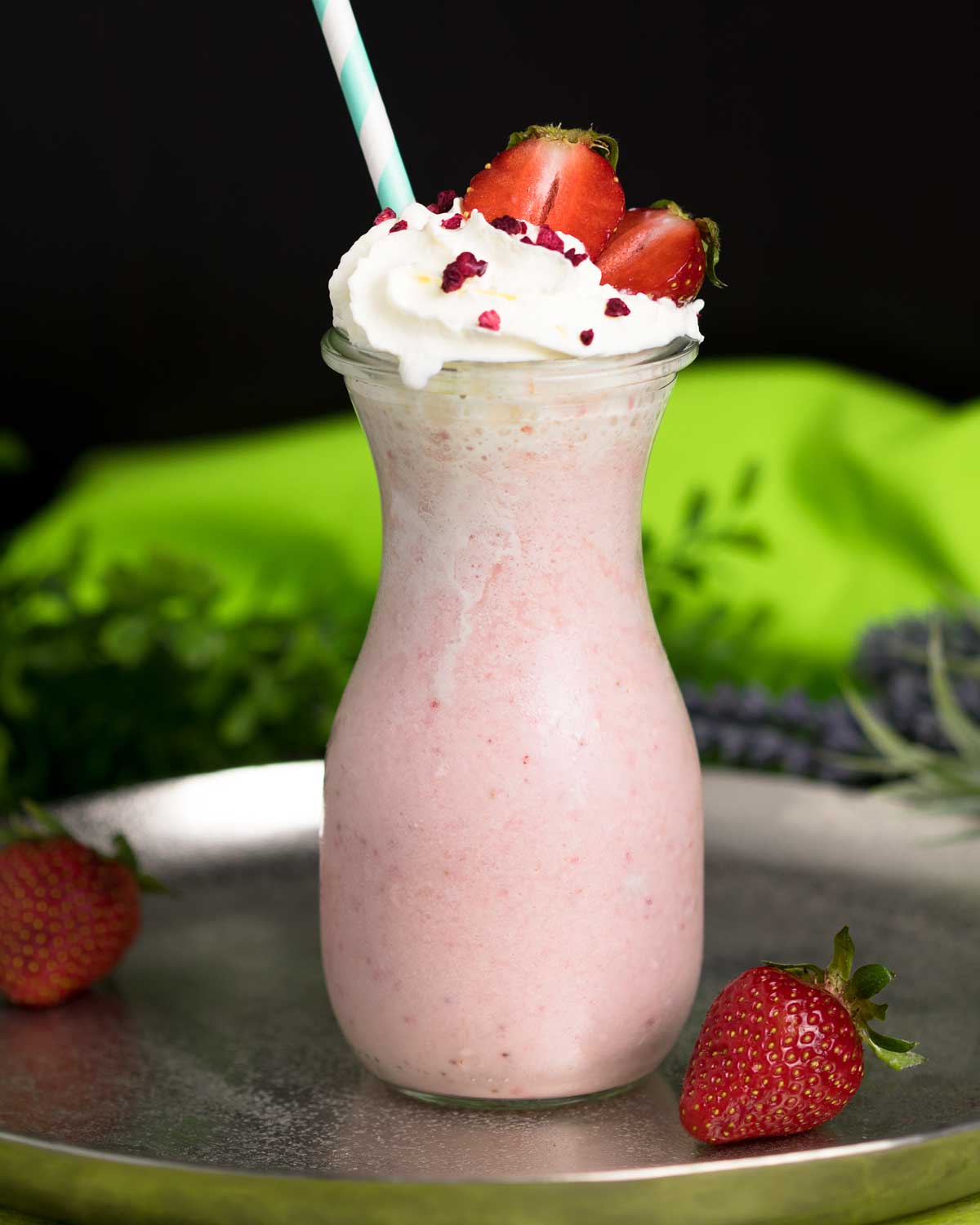 Low Carb Erdbeer-Shake - so genießt du warme Sommertage