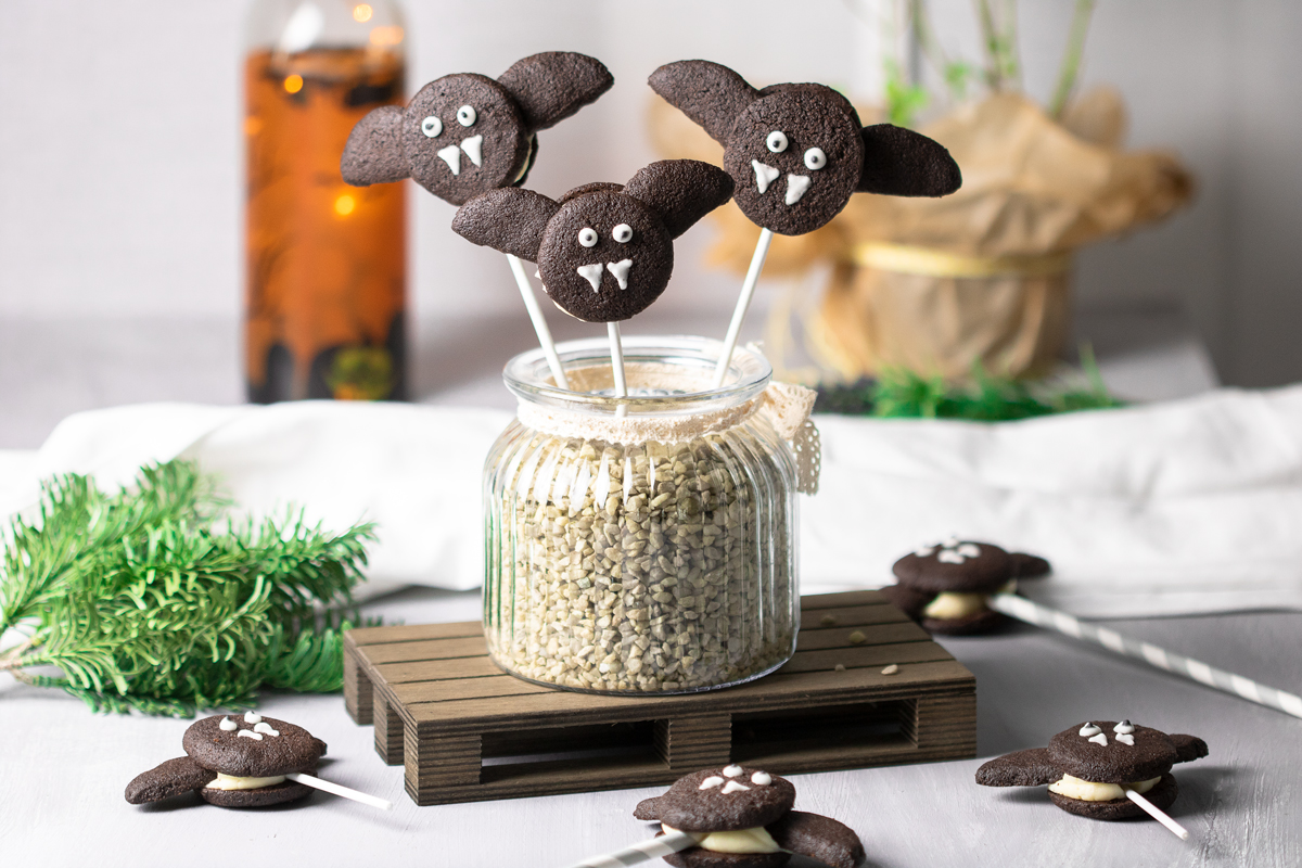 gruselige Fledermaus-Popcakes aus Low Carb Oreo Keksen