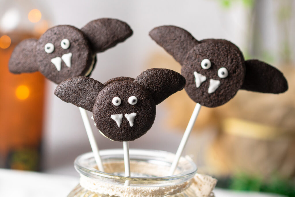 Die Fledermaus-Popcakes sind lecker Halloween-Süßigkeiten. Das Rezept ist angelehnt an die Oreo Kekse nur Low Carb und glutenfrei.