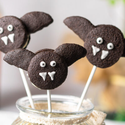 Die Fledermaus-Popcakes sind lecker Halloween-Süßigkeiten. Das Rezept ist angelehnt an die Oreo Kekse nur Low Carb und glutenfrei.