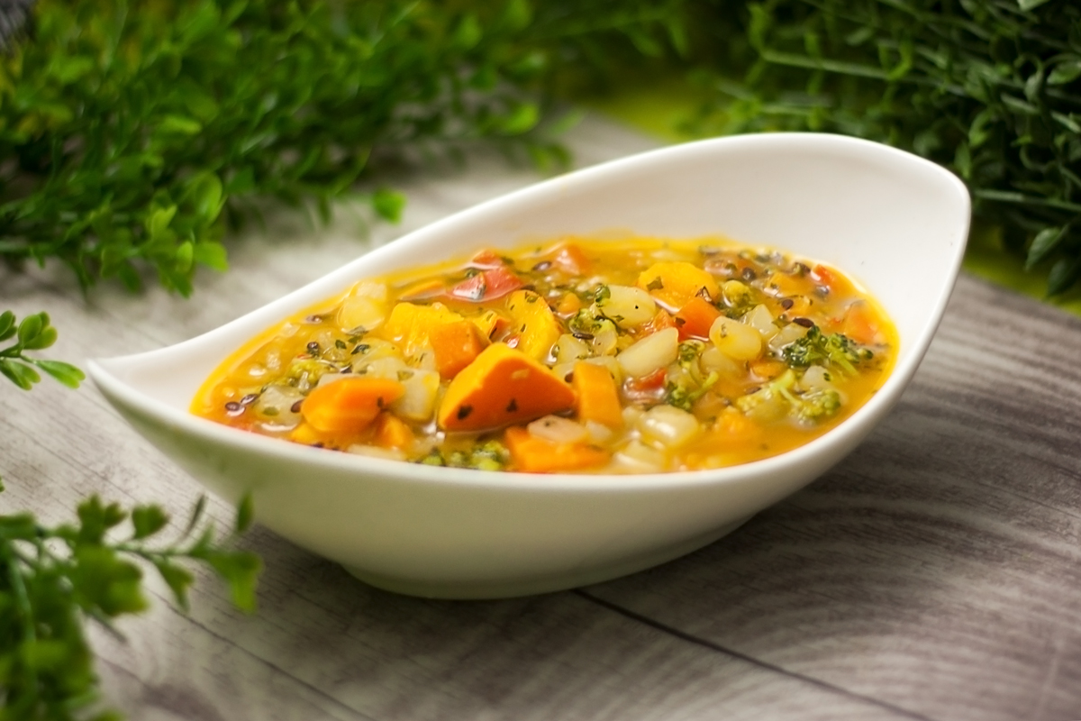 Der kunterbunte Gemüse-Eintopf ist lecker Low Carb, glutenfrei und vegan. Das Rezept ist einfach zu kochen und schmeckt einfach großartig.