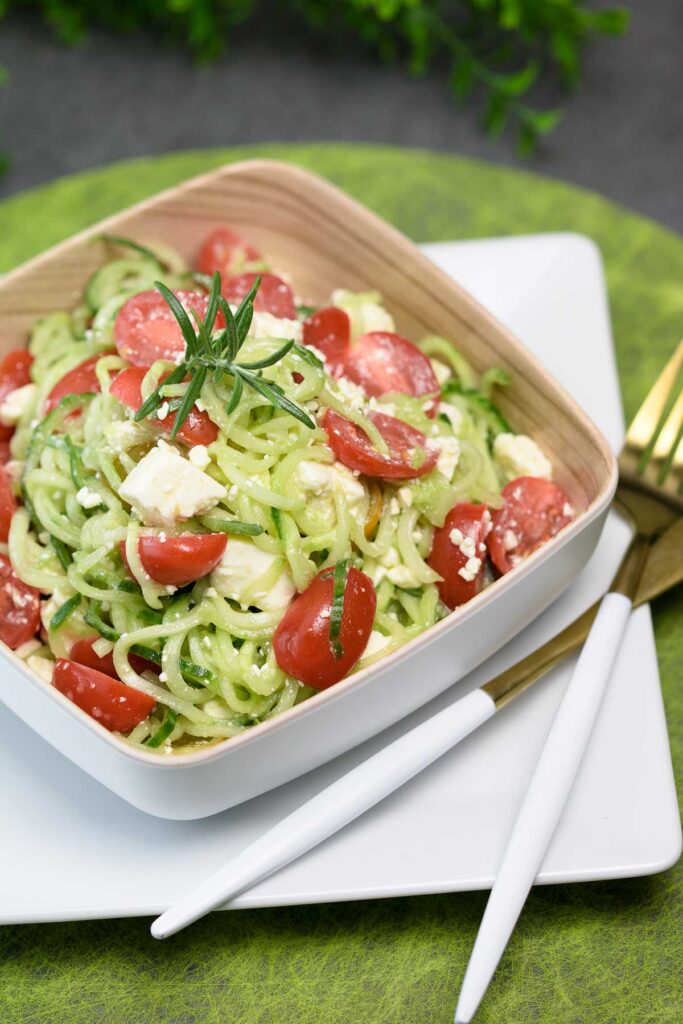 Schneller Gurken-Tomaten-Salat mit Feta | Schwarzgrueneszebra.de