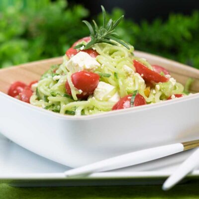 Gurken-Tomaten-Salat Low Carb glutenfrei und perfekt zum grillen, als Beilage oder als Hauptgericht im Sommer. Mittagessen ohne Kochen