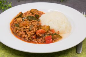 Blumenkohlreis mit einer Gurken-Hackfleisch-Sauce. Gesund, lecker und Low Carb