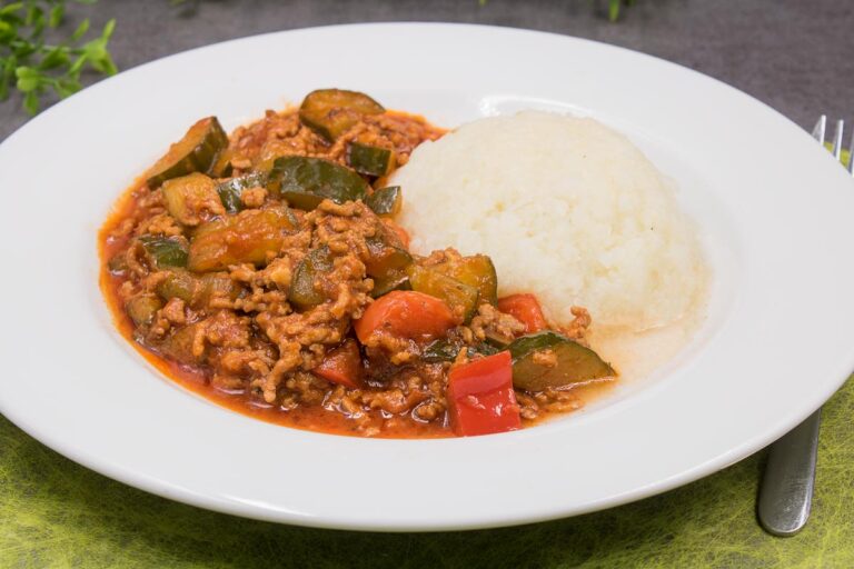 Blumenkohlreis mit einer Gurken-Hackfleisch-Sauce. Gesund, lecker und Low Carb