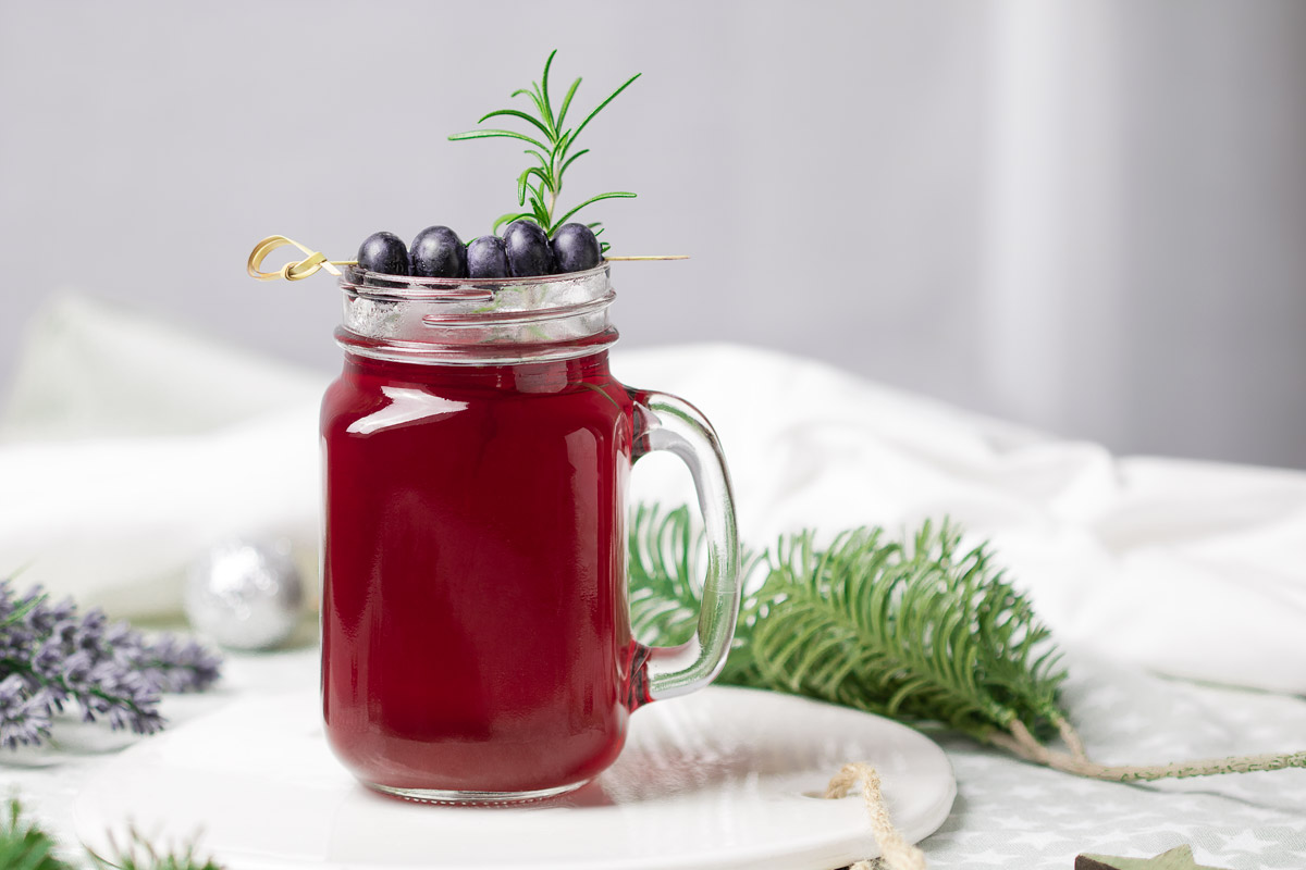 Low Carb Heidelbeer-Glüh-Gin – So musst du nicht auf deinen süßen Glühwein verzichten!