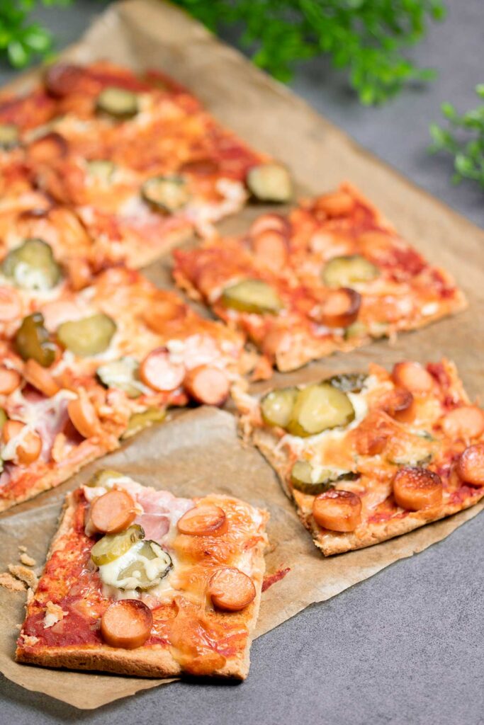 Leckere Low Carb Hot-Dog-Pizza