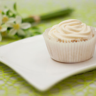 Die Pfirisch-Maracuja-Cupcakes sind lecker, Low Carb und perfekt für einen Geburtstag!