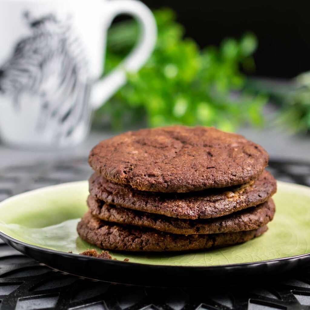 Die Keto Schoko-Cookies sind Low Carb, glutenfrei und auch Keto geeignet.