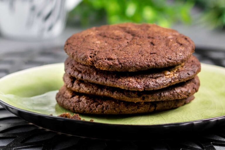 Die Keto Schoko-Cookies sind Low Carb, glutenfrei und auch Keto geeignet.